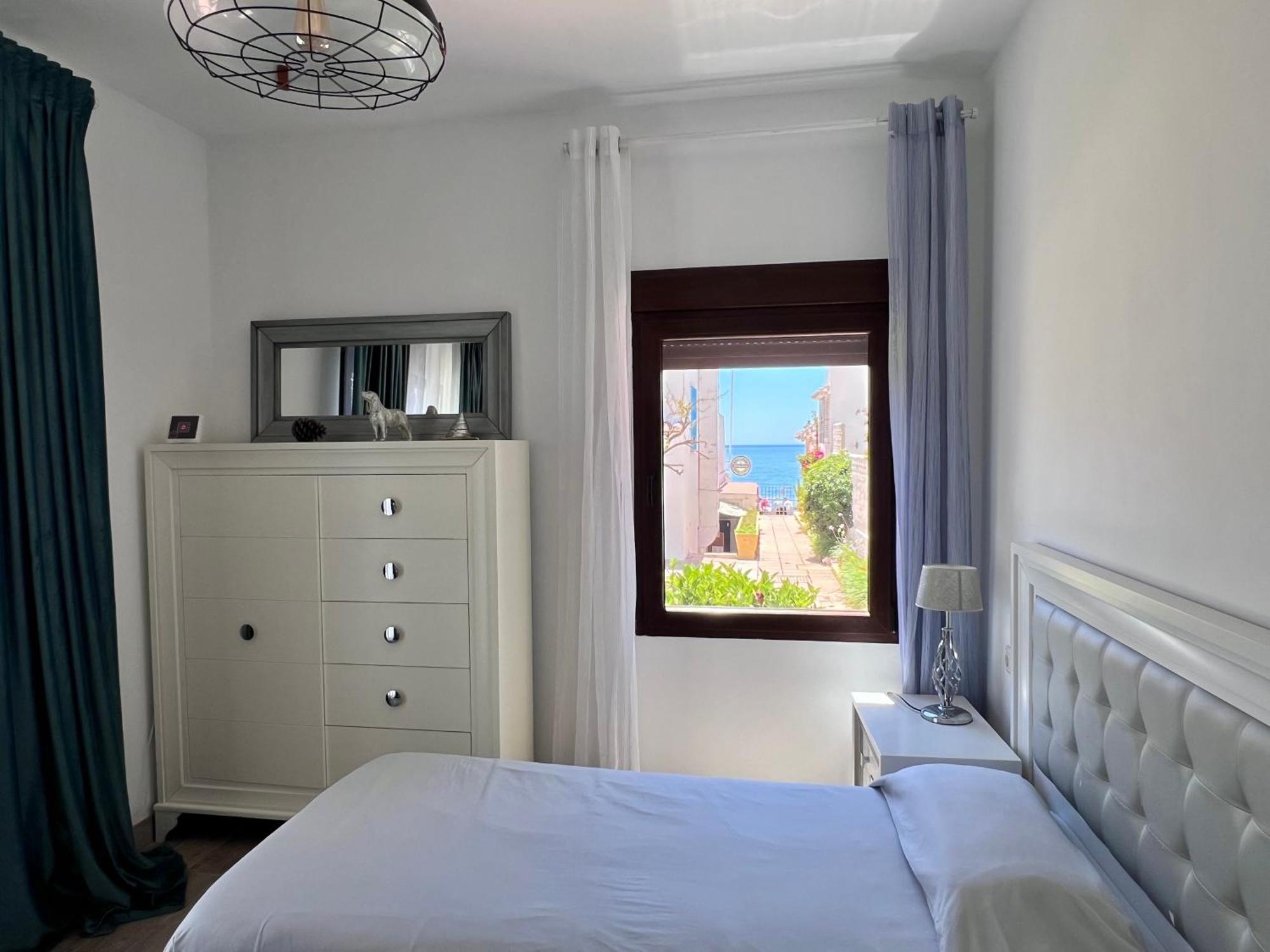 Pirata Bungalow Sea Front Estepona Exterior photo