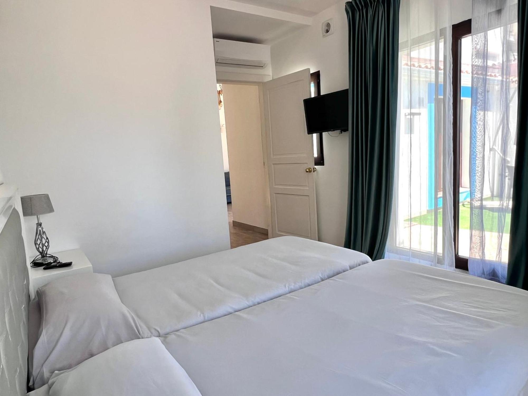 Pirata Bungalow Sea Front Estepona Exterior photo