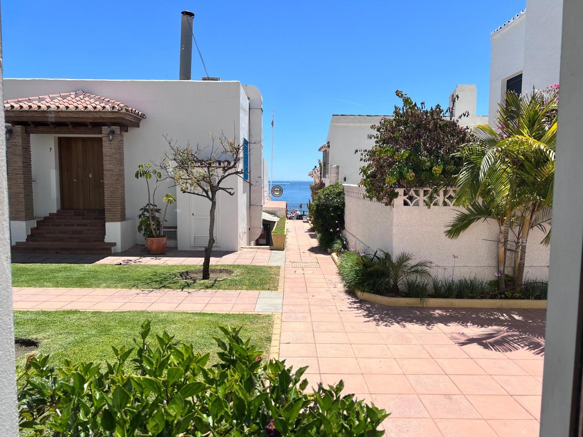 Pirata Bungalow Sea Front Estepona Exterior photo